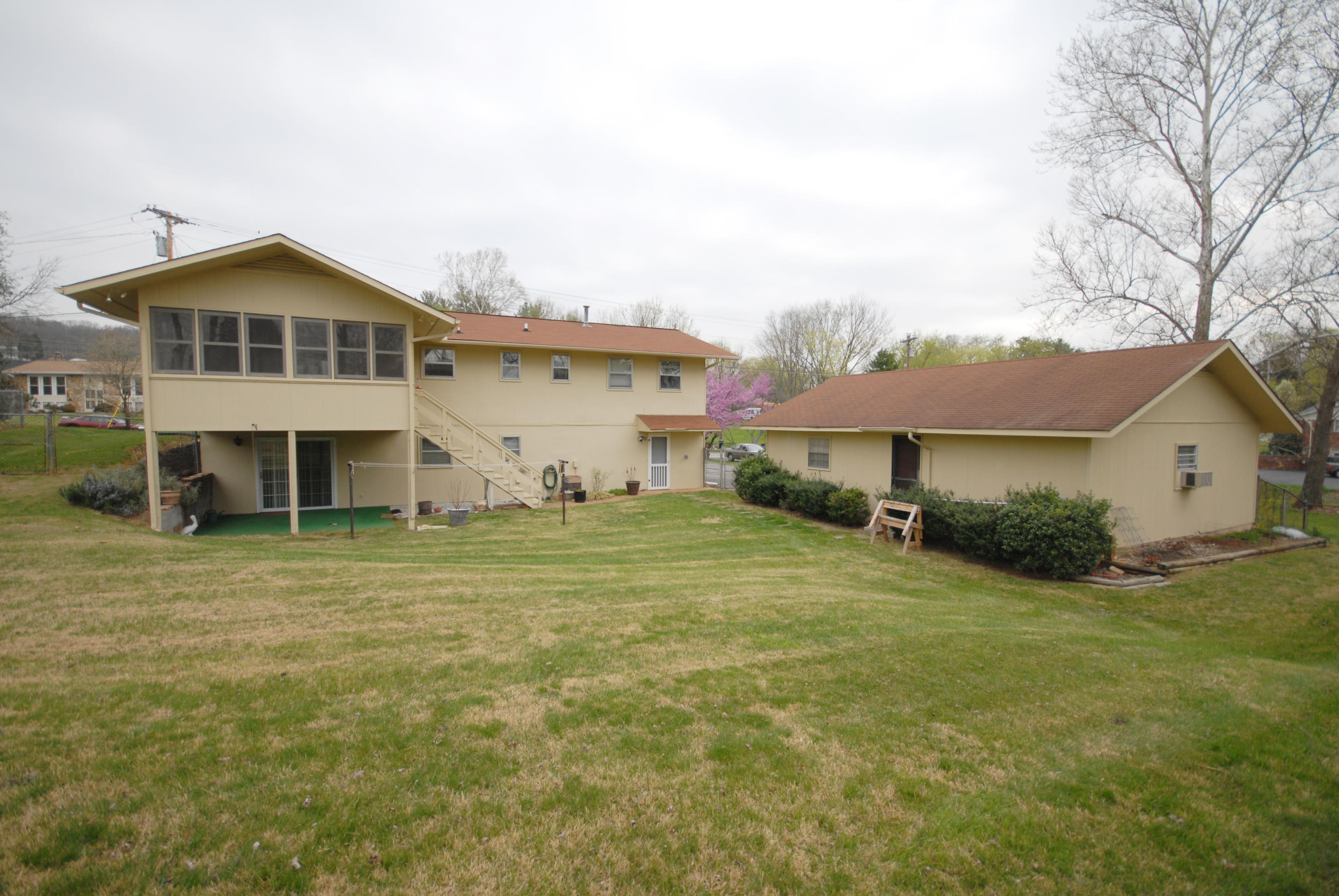 1117 Roderick Road Knoxville, TN 37923 - Photo 3 of 32 BackA