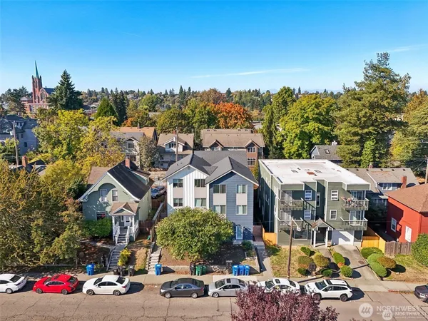 $900,000 | 5257 Brooklyn Avenue Northeast, Seattle, WA 98105
