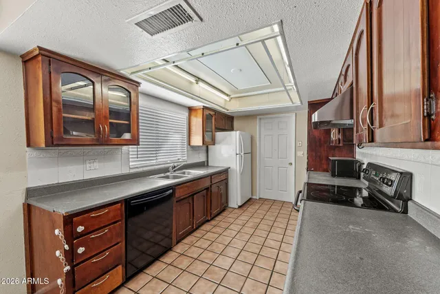 $2,400 | 5203 West Laurie Lane, Glendale, AZ 85302