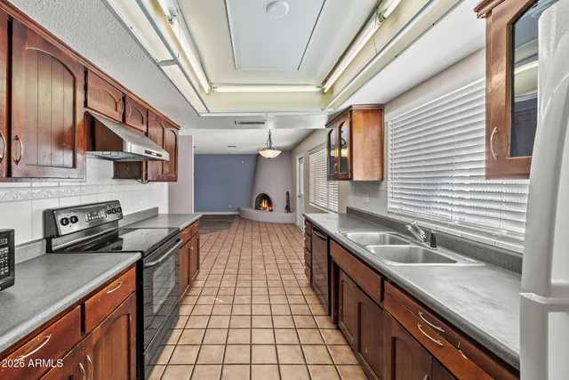 $2,400 | 5203 West Laurie Lane, Glendale, AZ 85302