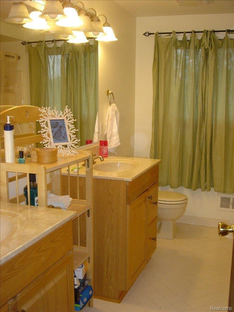 2823 Kilburn Court Rochester, MI 48306 - Photo 2 of 24 ABathrooms1