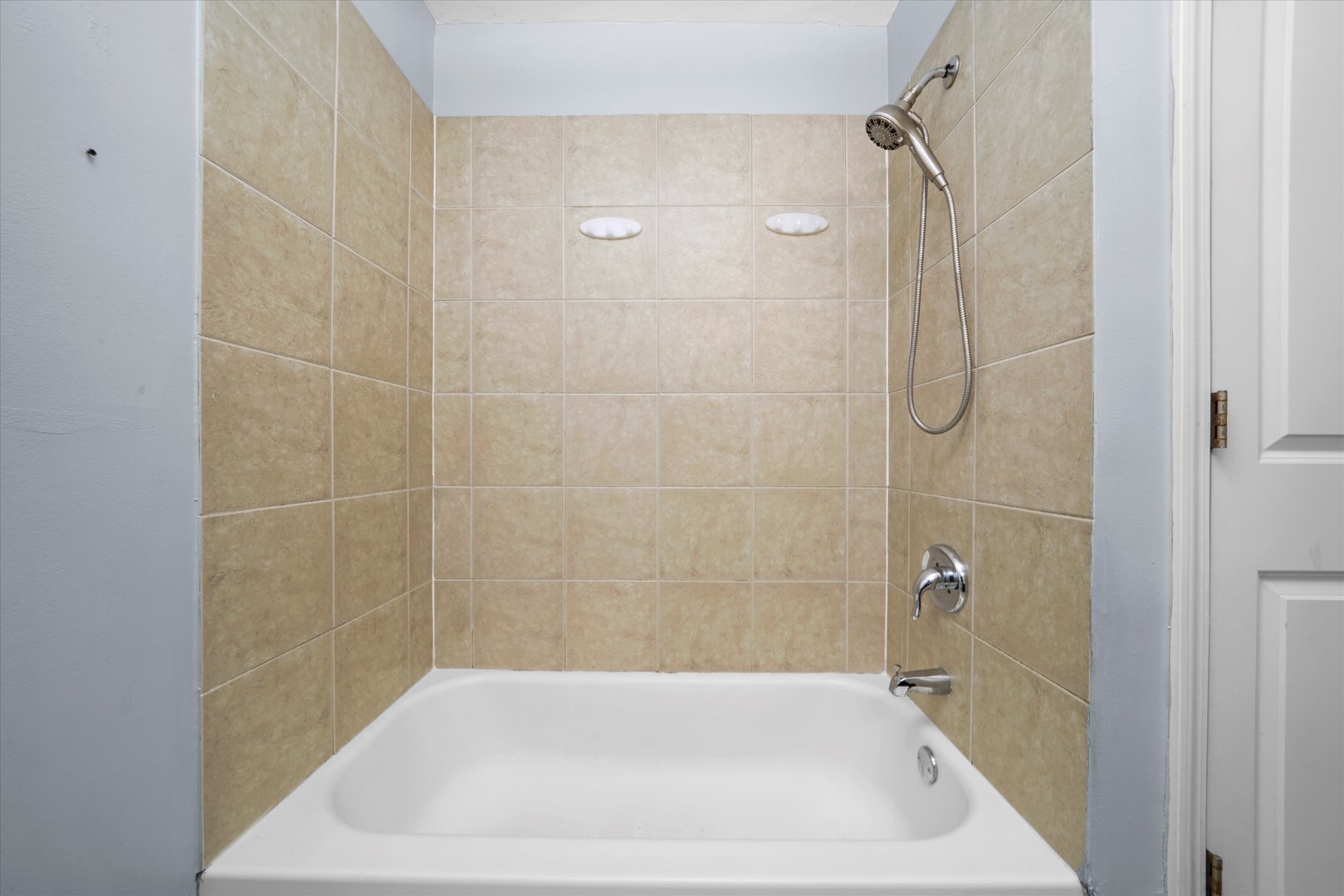 706 North Main Street Mount Prospect, IL 60056 - Photo 12 of 14 a bathroom with a bathtub