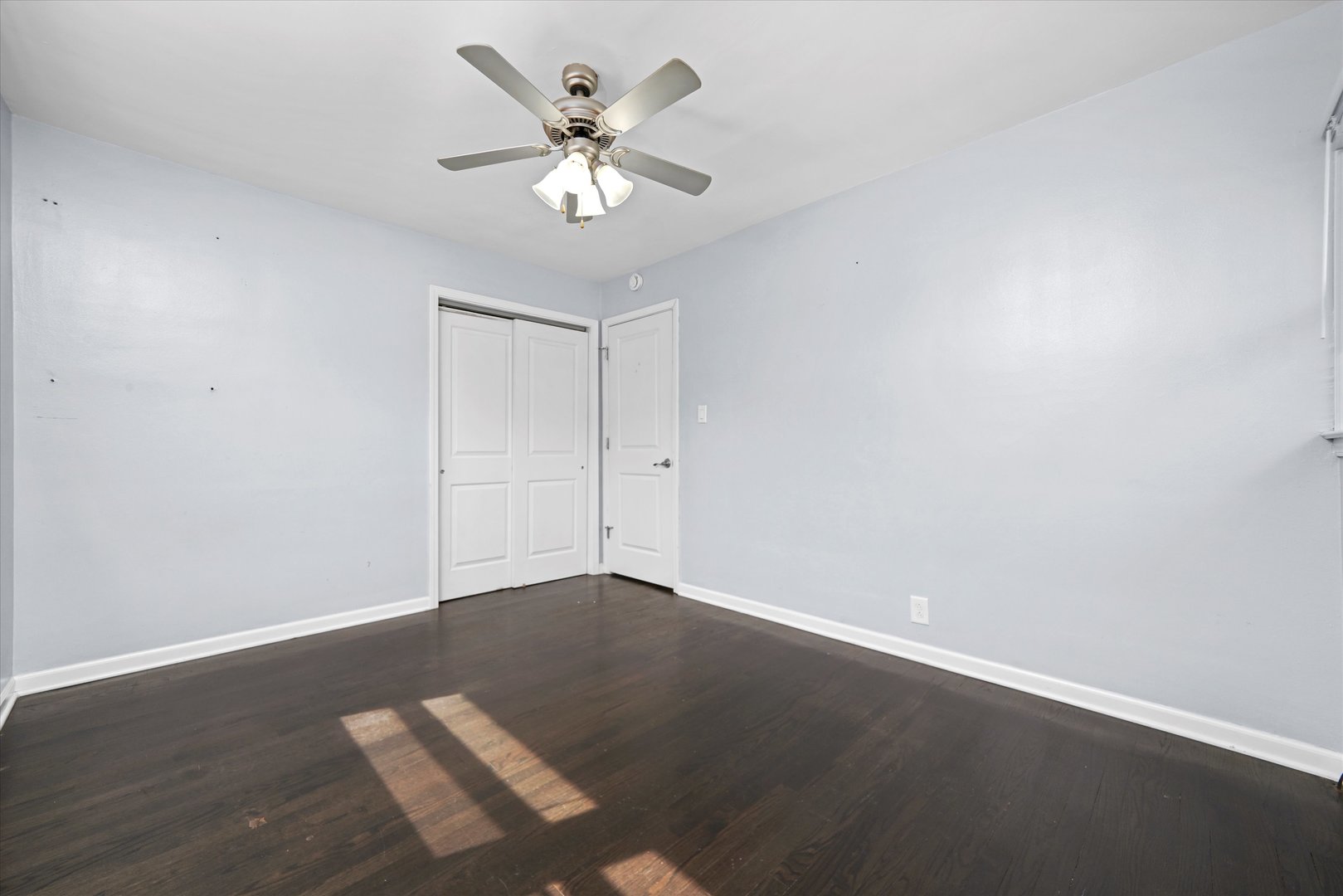 706 North Main Street Mount Prospect, IL 60056 - Photo 9 of 14 an empty room with a workspace