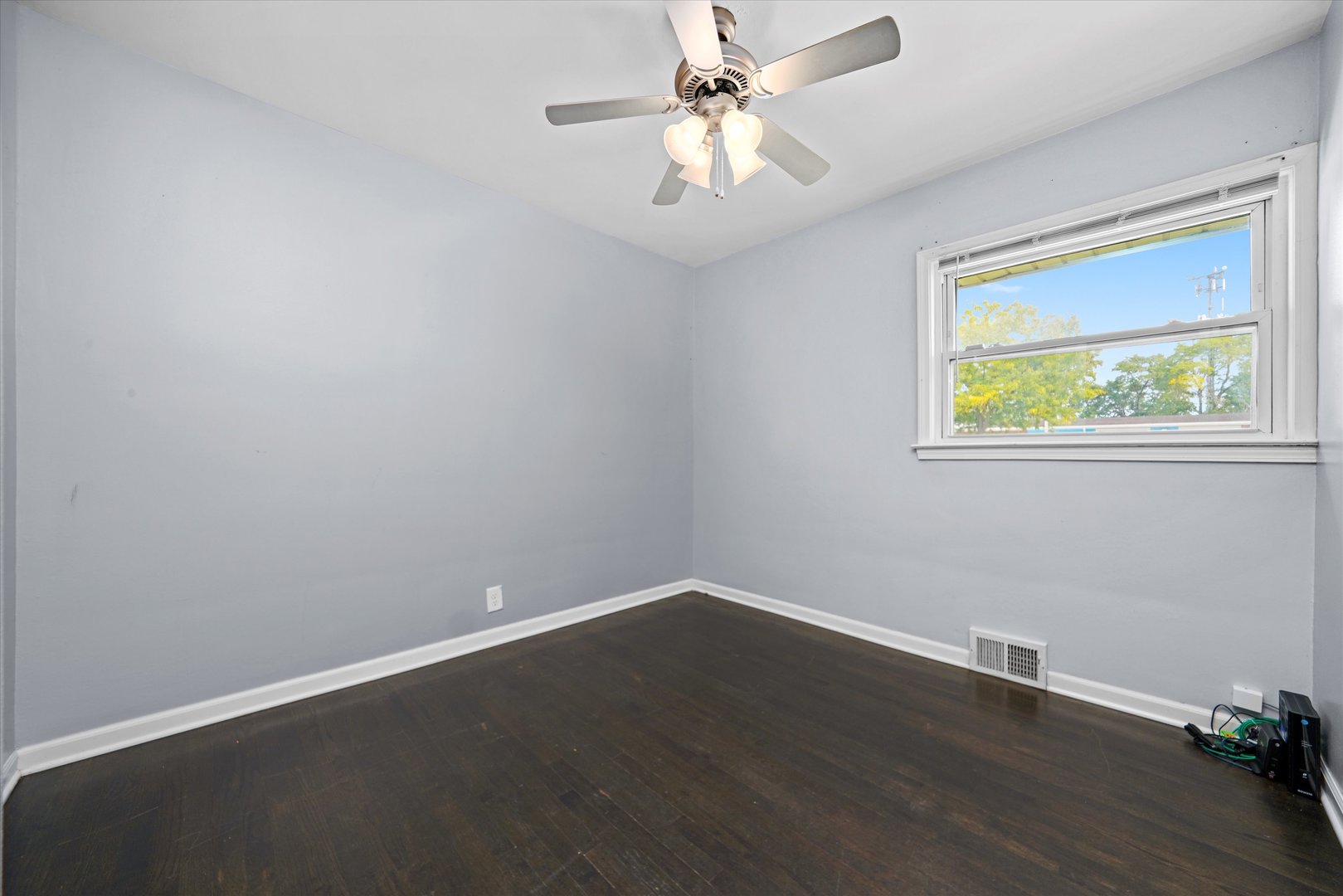 706 North Main Street Mount Prospect, IL 60056 - Photo 10 of 14 an empty room with a window