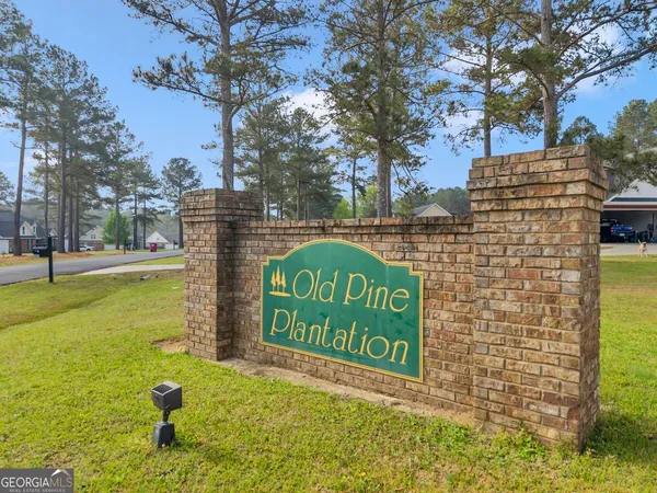 a sign of golf club on a wall next to a building