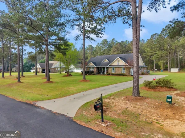 a view of a house with a yard