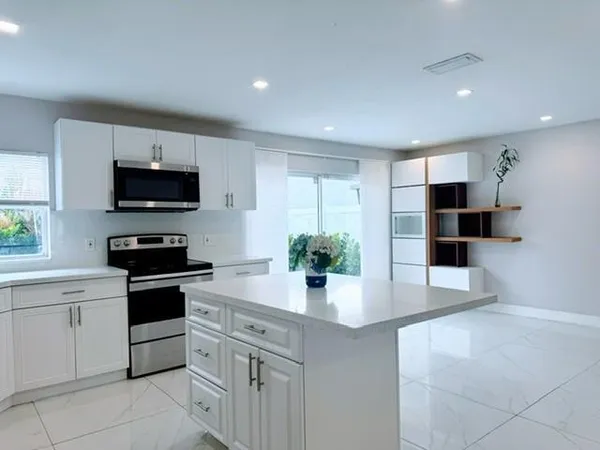 $4,900 | 621 Lakeshore Terrace, Davie, FL 33325