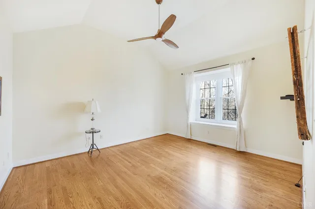 a view of livingroom with furniture