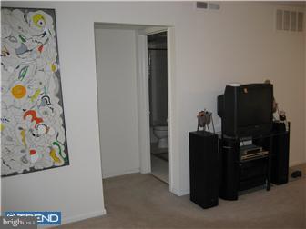 140 Bancroft Road Lansdale, PA 19446 - Photo 4 of 11 Living Room
