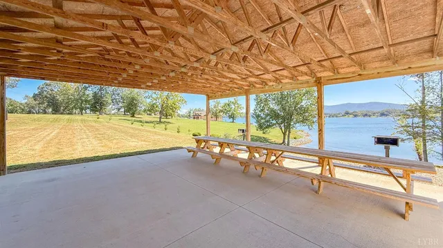 a view of a pathway with a yard