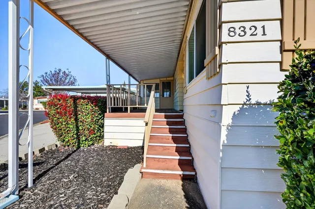 a view of entryway with a front door