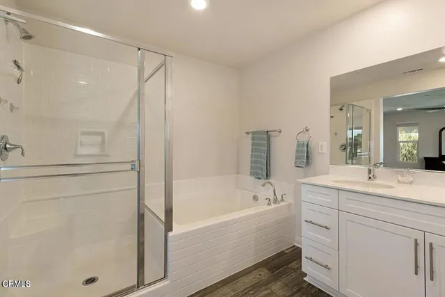 a view of entryway with bathroom