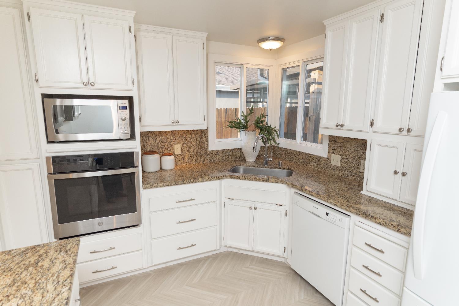 2596 Roslyn Way Sacramento, CA 95821 - Photo 6 of 28