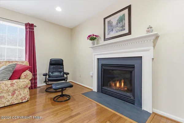 a view of livingroom with furniture