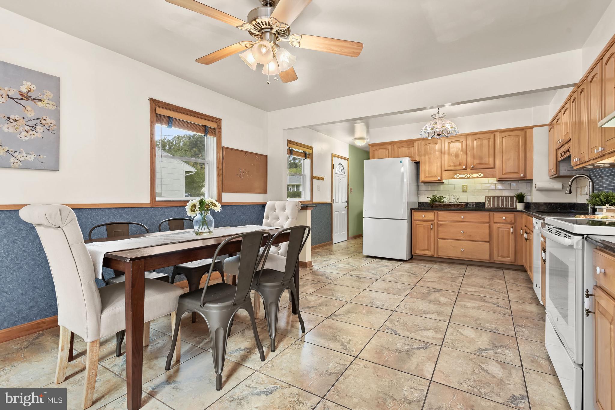 121 Tulip Drive Gaithersburg, MD 20877 - Photo 5 of 58 Spacious kitchen with breakfast room