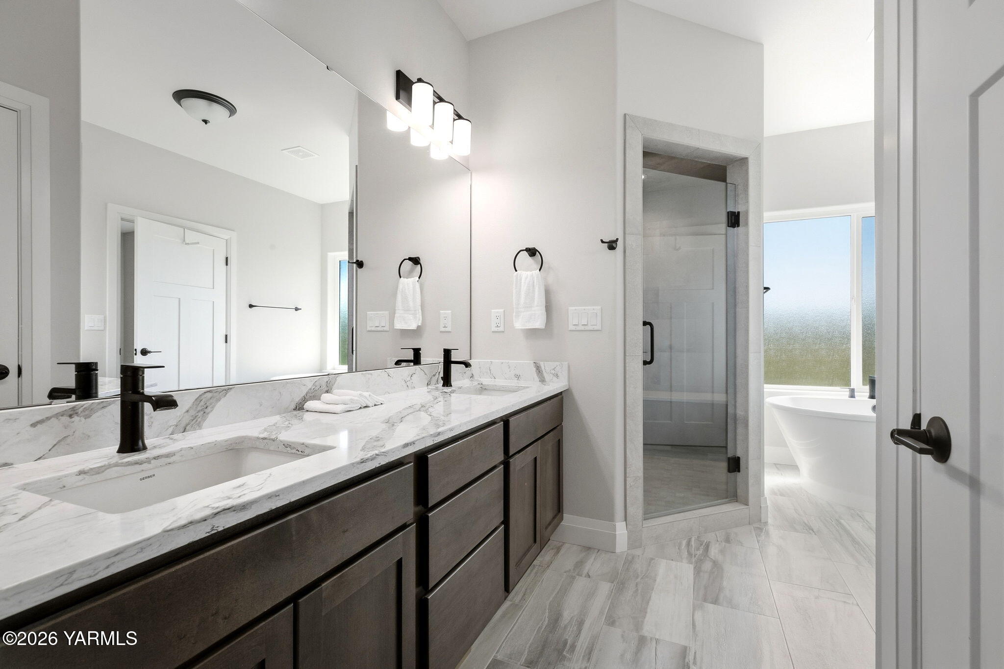 448 Red Tail Road Yakima, WA 98908 - Photo 16 of 32 master bath