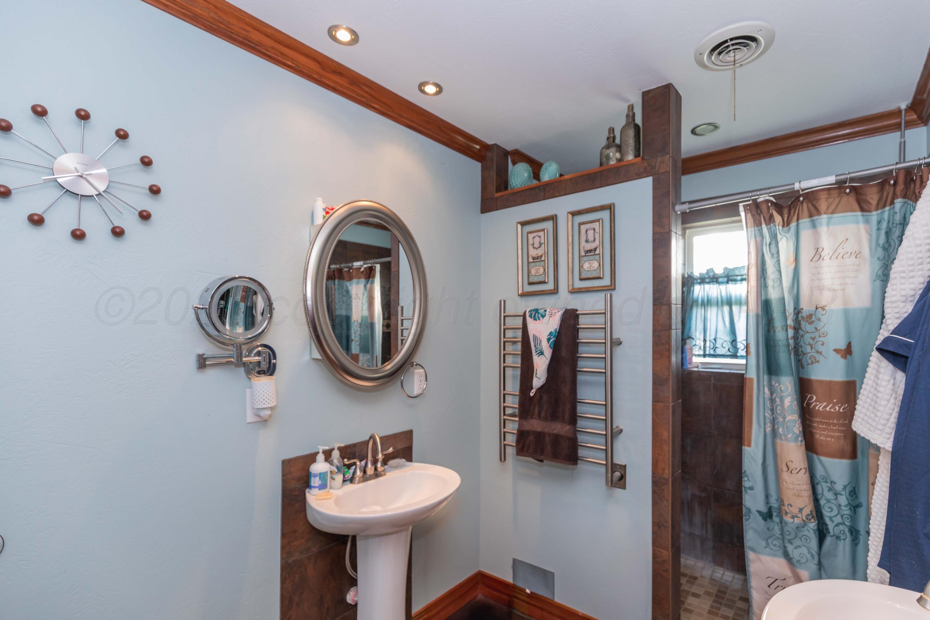 105 Pratt Street Claude, TX 79019 - Photo 22 of 42 PRIMARY BATH VIEW 1