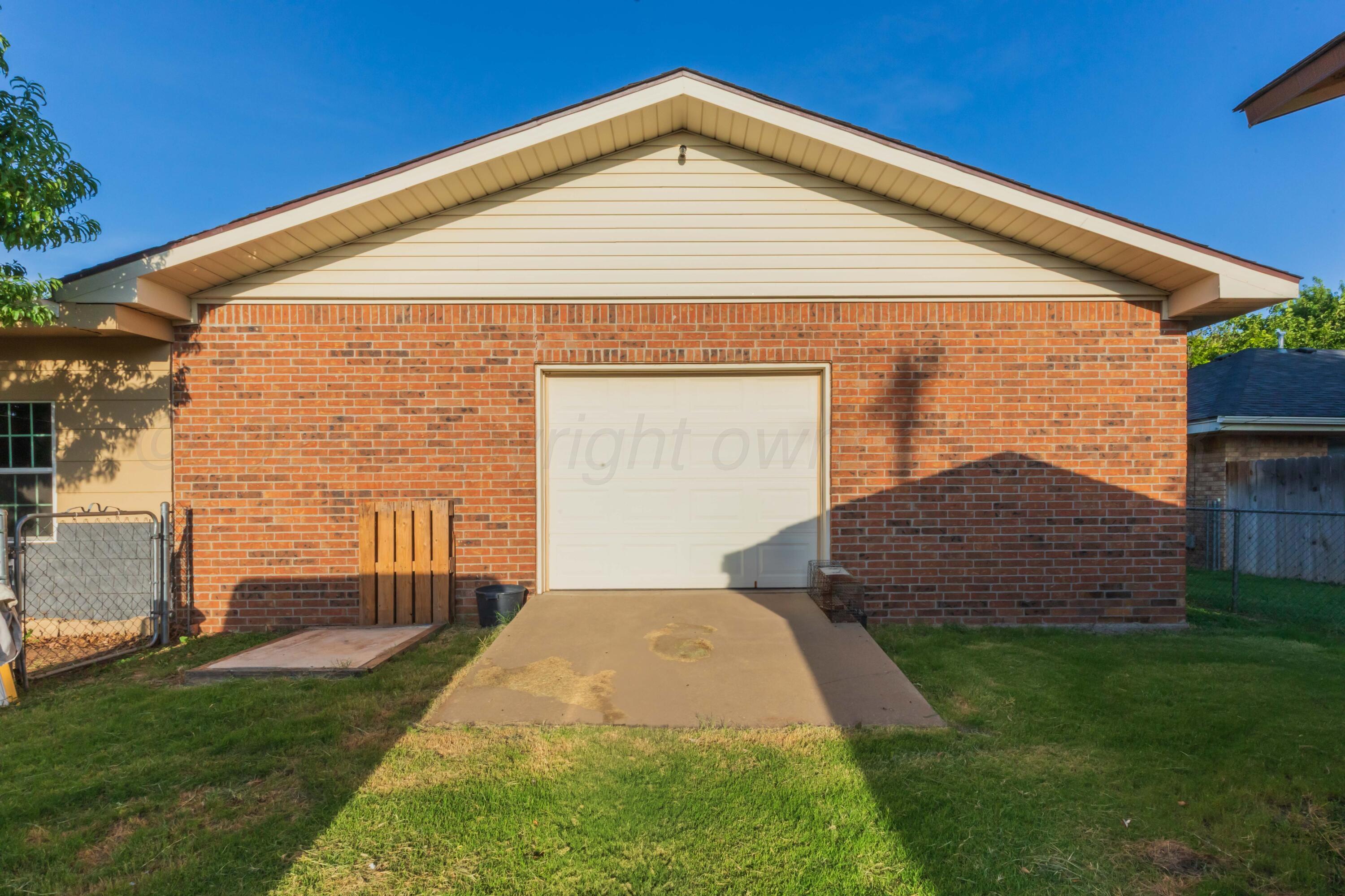 105 Pratt Street Claude, TX 79019 - Photo 31 of 42 GARAGE