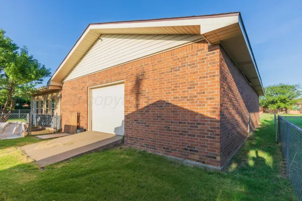 $275,000 | 105 Pratt Street, Claude, TX 79019