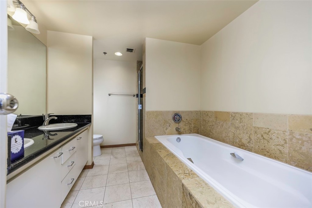 525 East Seaside Way, Unit 704 Long Beach, CA 90802 - Photo 19 of 38 a spacious bathroom with a tub sink and mirror