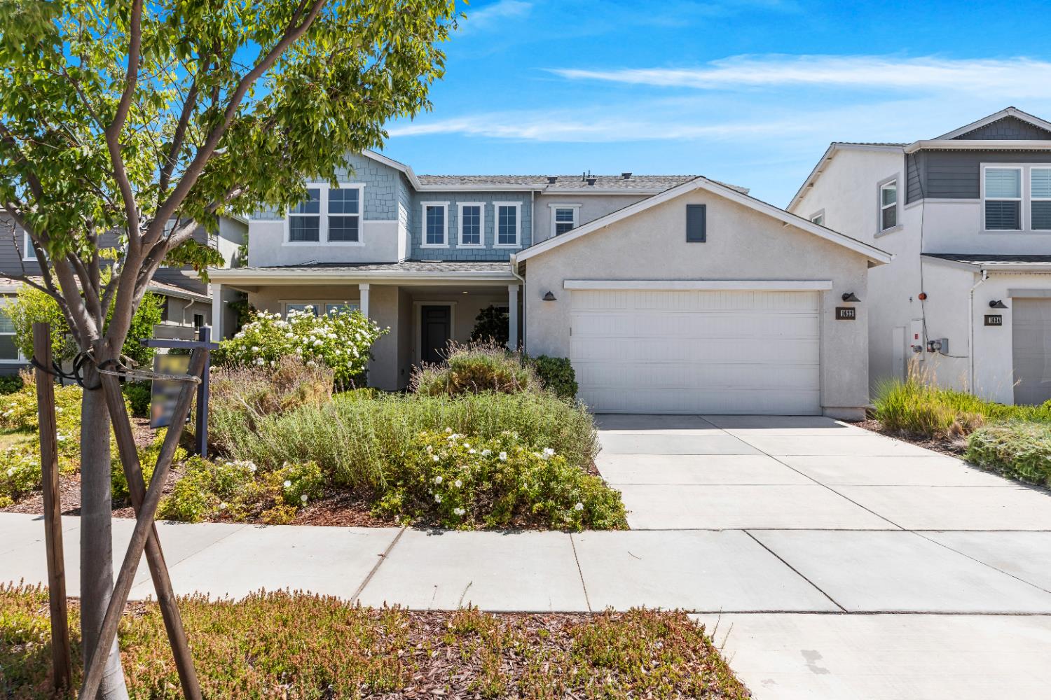 a view of house with garden