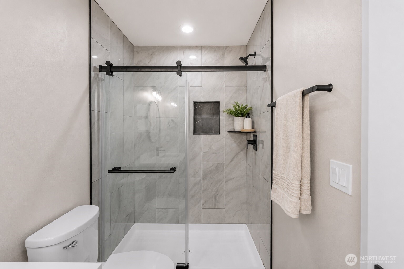 1010 MacFarlane Street Aberdeen, WA 98520 - Photo 14 of 28 a bathroom with a shower and toilet