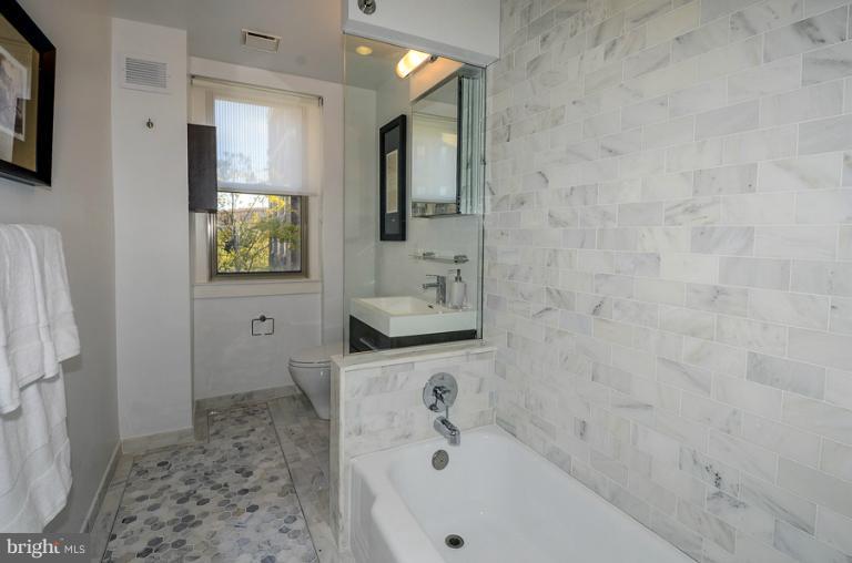 1910 Kalorama Road Northwest, Unit 504 Washington, DC 20009 - Photo 7 of 13 Bath