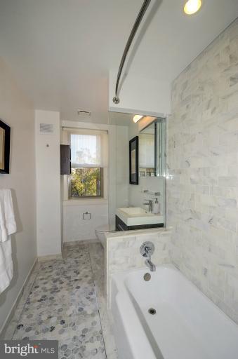 1910 Kalorama Road Northwest, Unit 504 Washington, DC 20009 - Photo 8 of 13 Bath