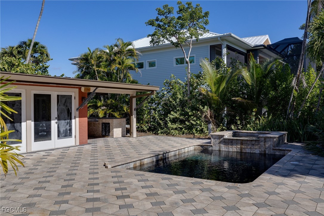 505 Lighthouse Way Sanibel, FL 33957 - Photo 7 of 11 a view of a backyard with plants