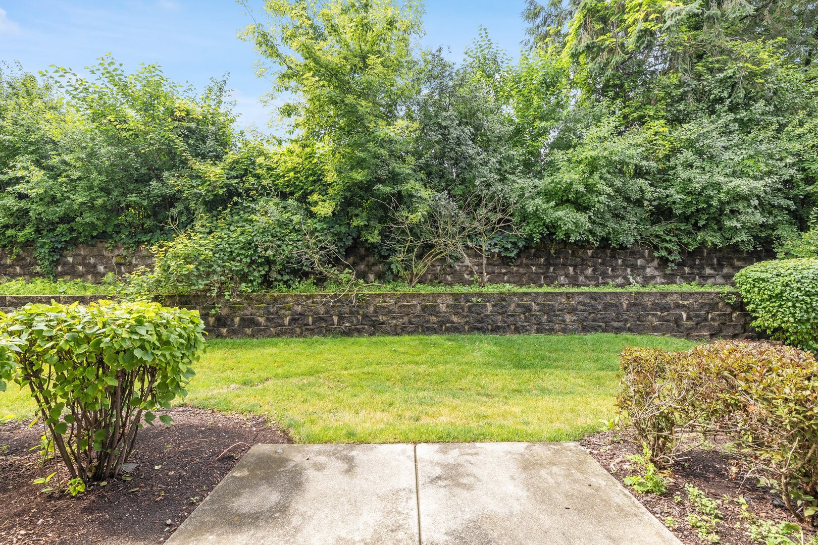 2442 Oneida Lane Naperville, IL 60563 - Photo 21 of 23 a view of a garden with lawn chairs