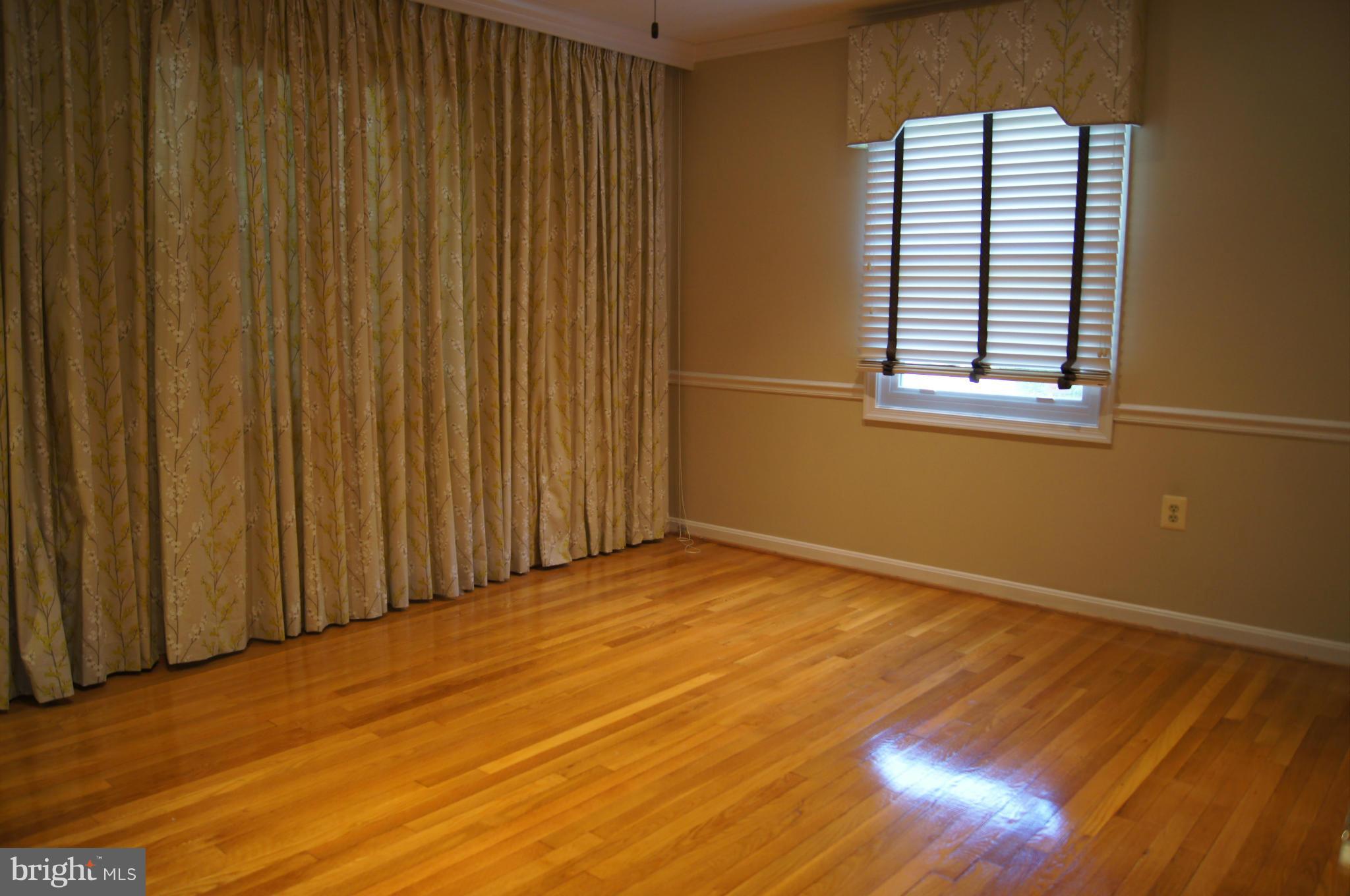 332 Aigburth Road Towson, MD 21286 - Photo 14 of 30 First floor master BR adjoins hall bath.