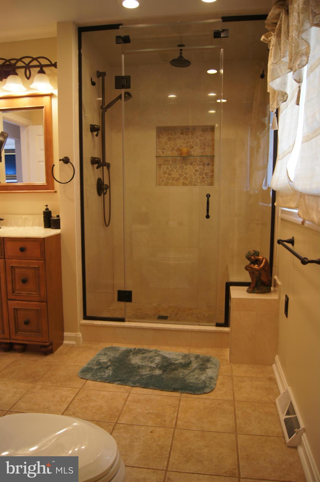 332 Aigburth Road Towson, MD 21286 - Photo 16 of 30 Hall bath entered from master bedroom, too.