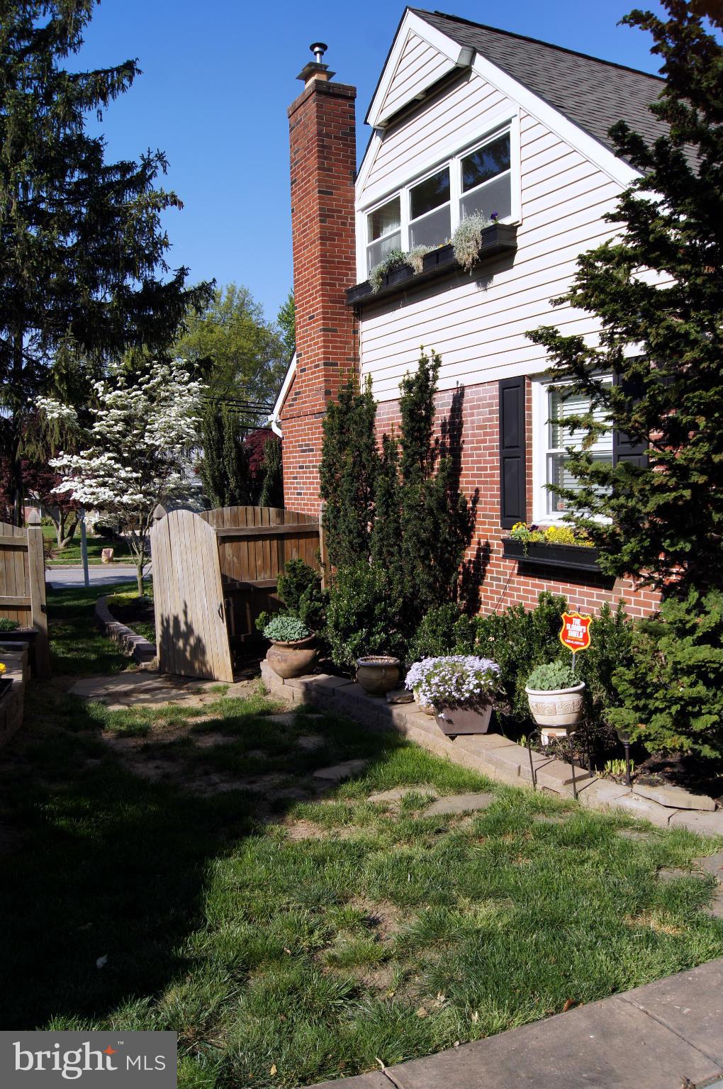 332 Aigburth Road Towson, MD 21286 - Photo 29 of 30 Landscaped side yard
