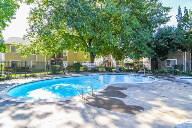 a view of a backyard