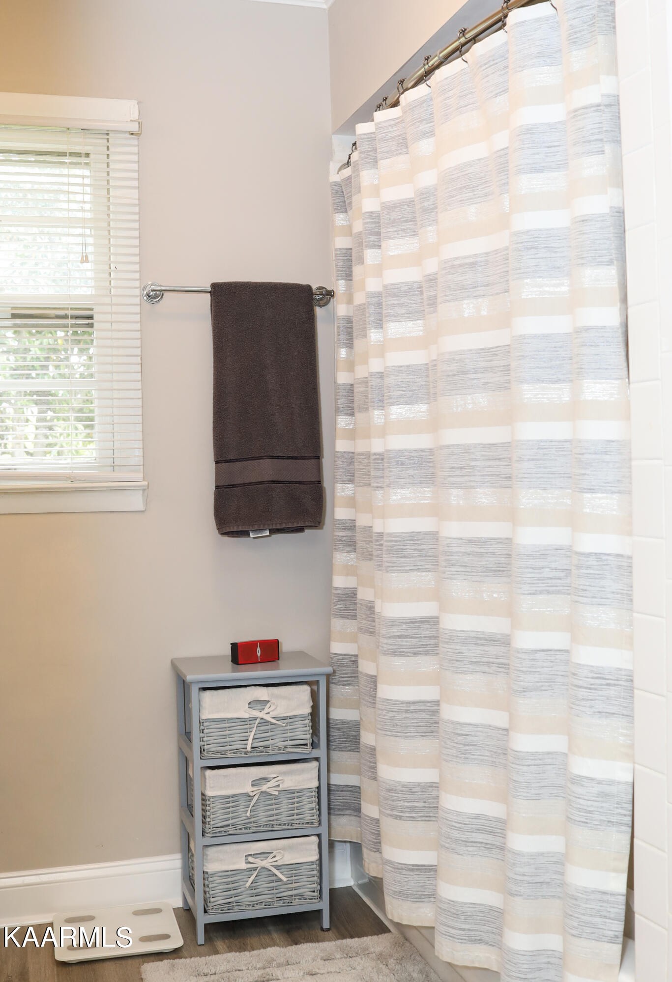 4105 Sullivan Road Knoxville, TN 37921 - Photo 21 of 45 a view of cabinets and window