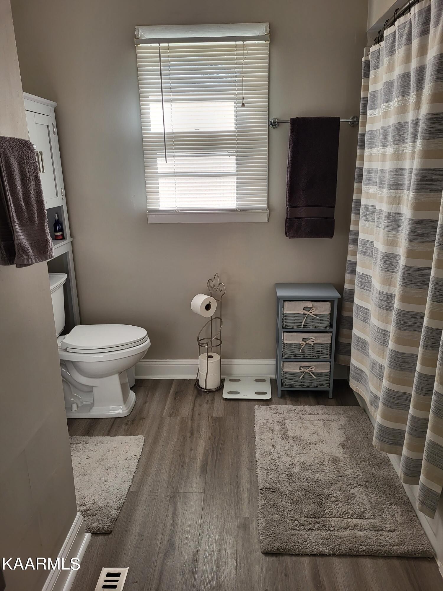 4105 Sullivan Road Knoxville, TN 37921 - Photo 41 of 45 a bathroom with a toilet a sink and mirror