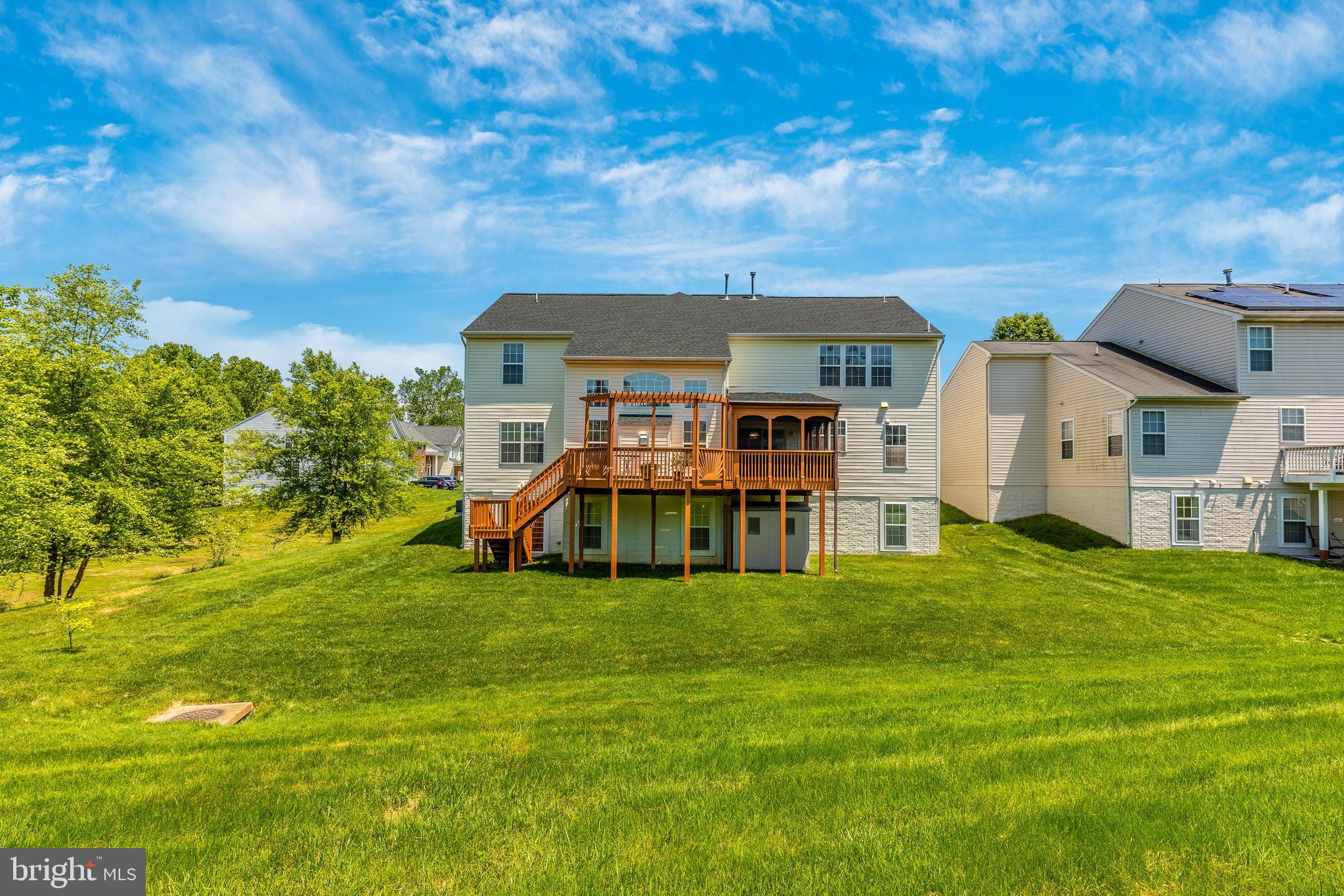 18510 Cornflower Road Boyds, MD 20841 - Photo 3 of 100 Large back yard with deck