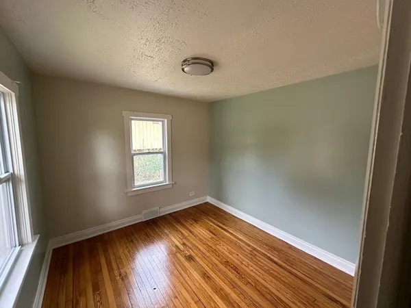 $2,100 | 203 Bonnie Brae Avenue, Unit NORTH, Elmhurst, IL 60126