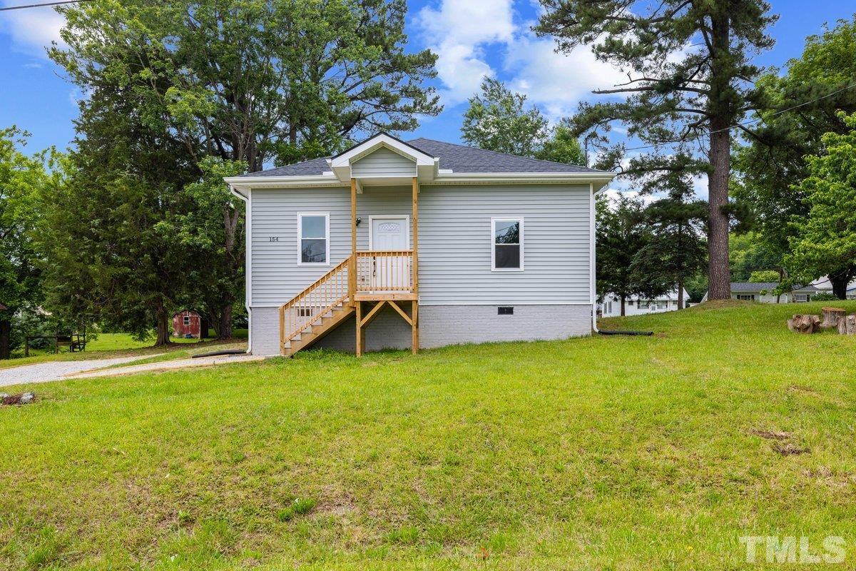 a view of a house with backyard and garden