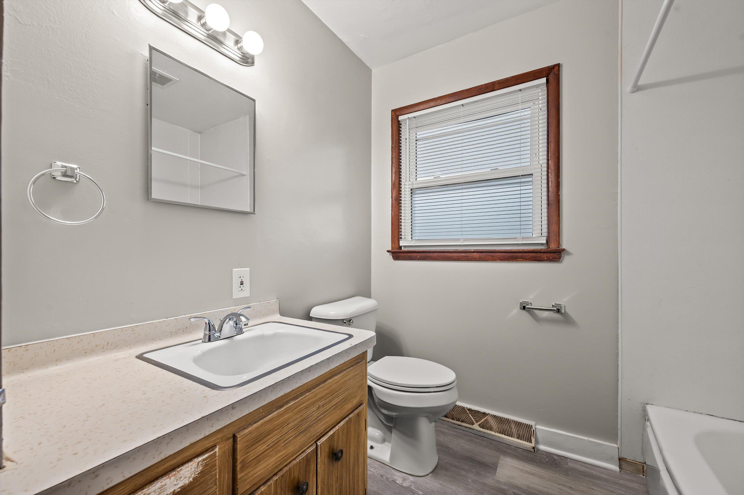 5863 North 62nd Street Milwaukee, WI 53218 - Photo 4 of 20 08-DSC7541