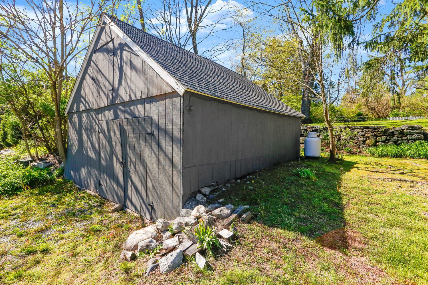 31 Jelliff Mill Road New Canaan, CT 06840 - Photo 34 of 51 a backyard of a house with lots of green space