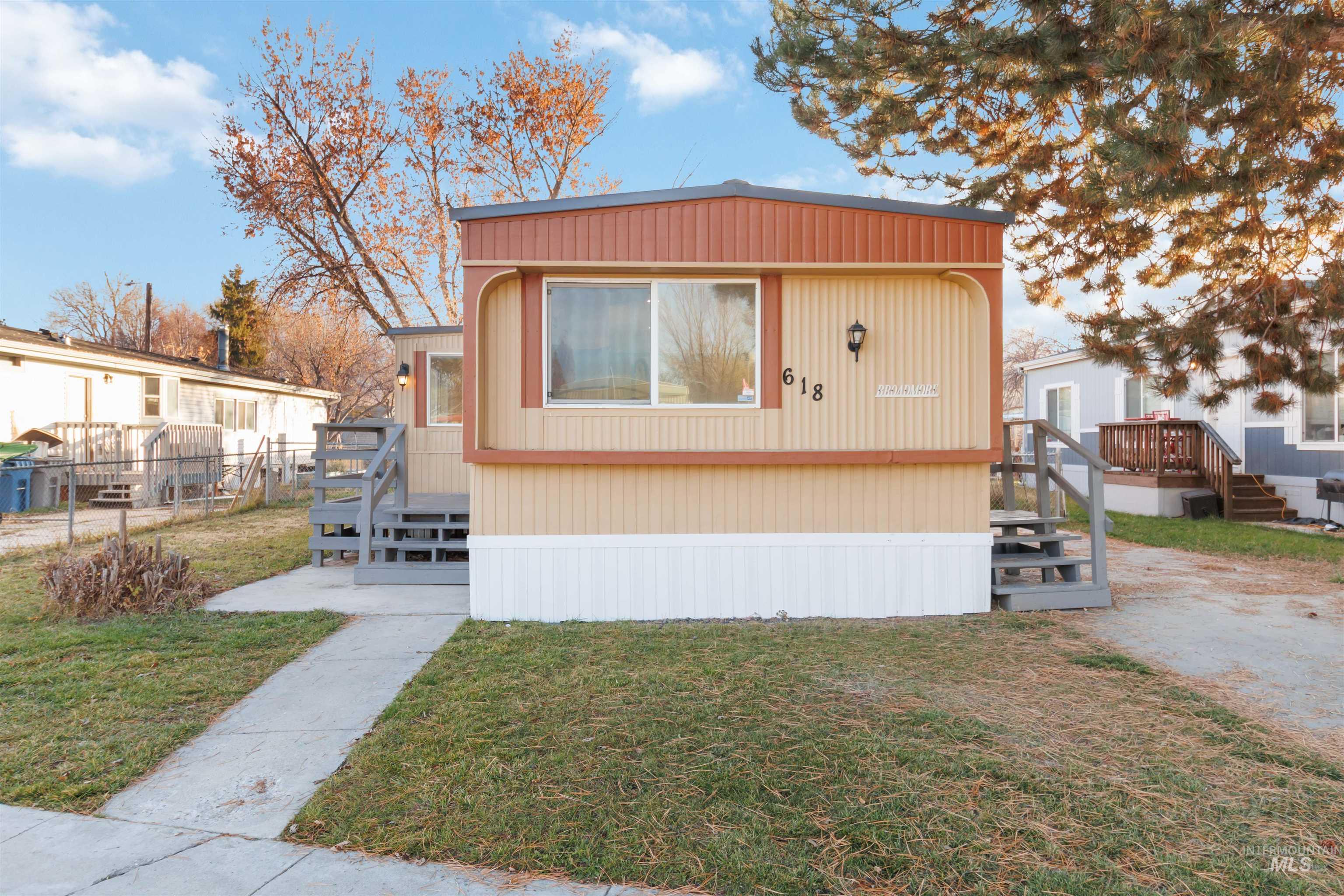 618 Empress Street Boise, ID 83713 - Photo 4 of 27 Manufactured / mobile home with a front lawn