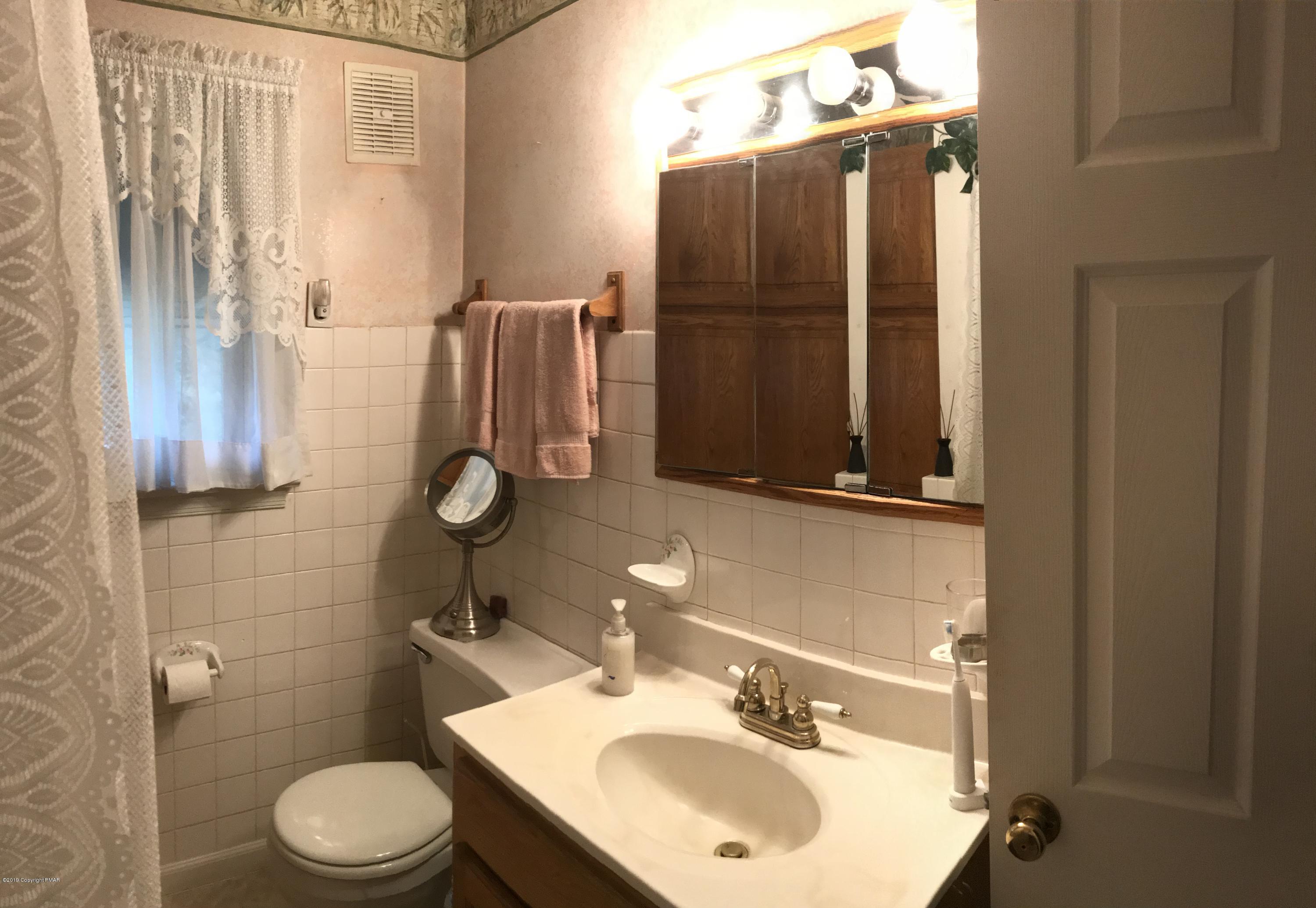 1801 Quentin Road Stroudsburg, PA 18360 - Photo 27 of 40 HALL BATH