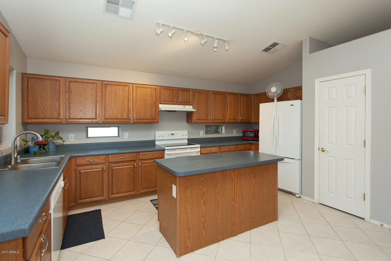 2517 West Carter Road Phoenix, AZ 85041 - Photo 8 of 29 Carter (23 of 29)