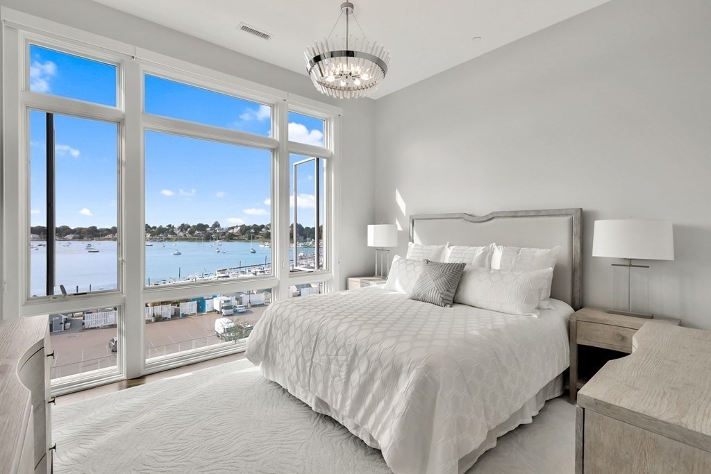 10 Shipyard Drive, Unit 510 Hingham, MA 02043 - Photo 21 of 40 a bedroom with a large bed and a large window