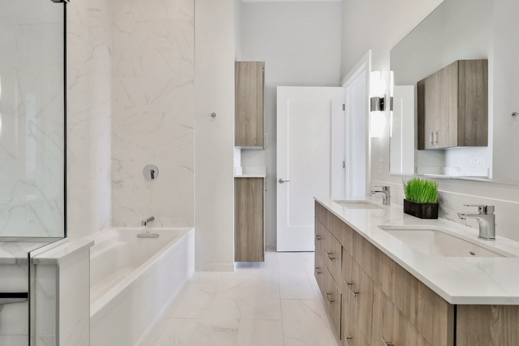10 Shipyard Drive, Unit 510 Hingham, MA 02043 - Photo 24 of 40 a bathroom with a tub sink and mirror