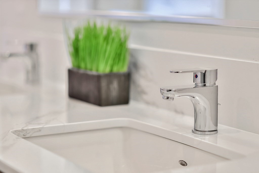 10 Shipyard Drive, Unit 510 Hingham, MA 02043 - Photo 25 of 40 a bathroom with a bathtub
