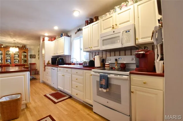 $299,900 | 816 South Wood Street, Staunton, IL 62088