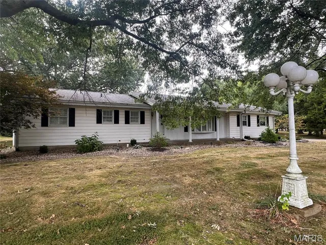 $299,900 | 816 South Wood Street, Staunton, IL 62088