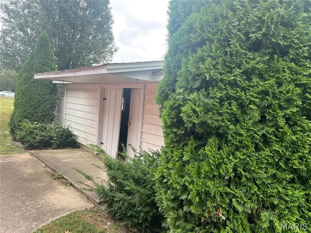 $319,000 | 816 South Wood Street, Staunton, IL 62088